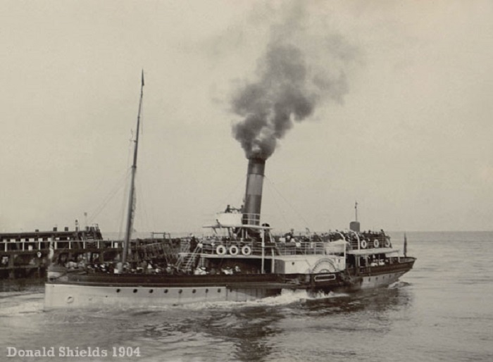 Great Yarmouth paddle steamer 1904